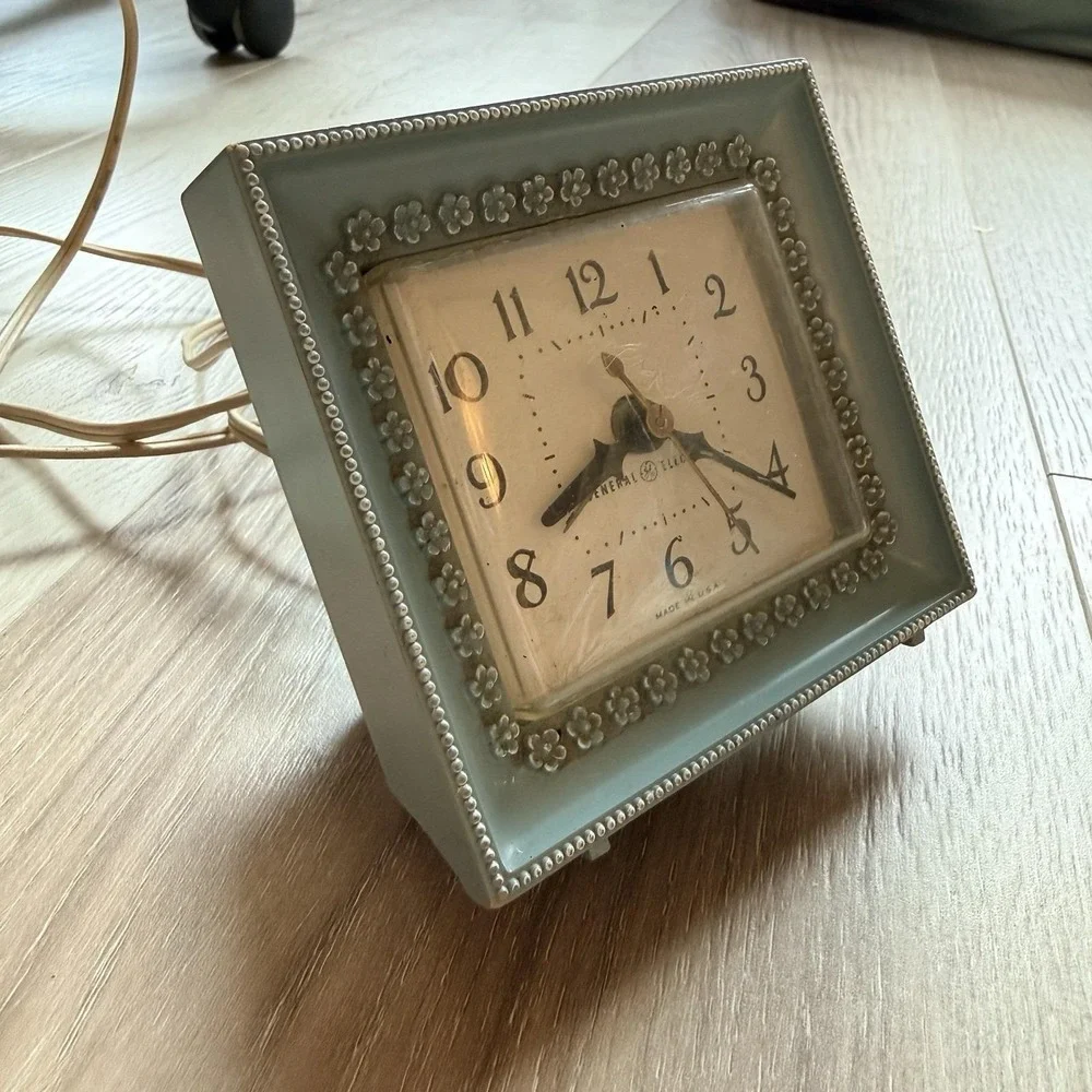 Vintage General Electric blue Alarm Clock with Flowers Model #7285 It Wobbles!‎